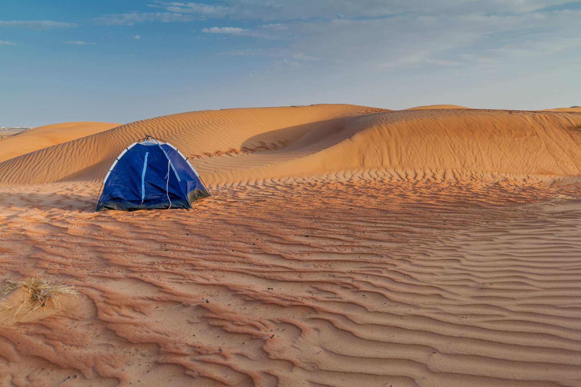 tente dans camping dans le désert