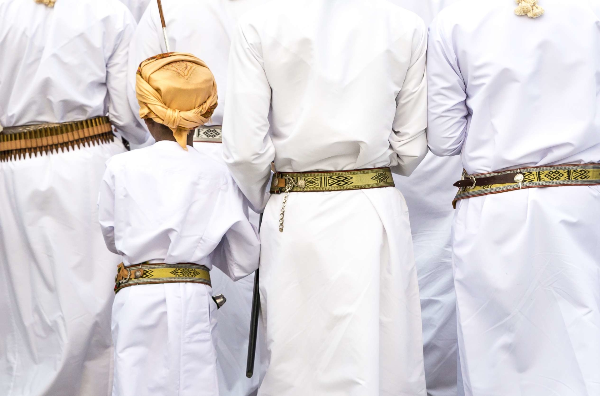 hommes en tuniques traditionnelles