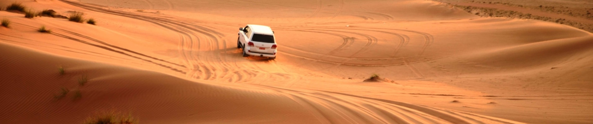 voiture seule dans le désert