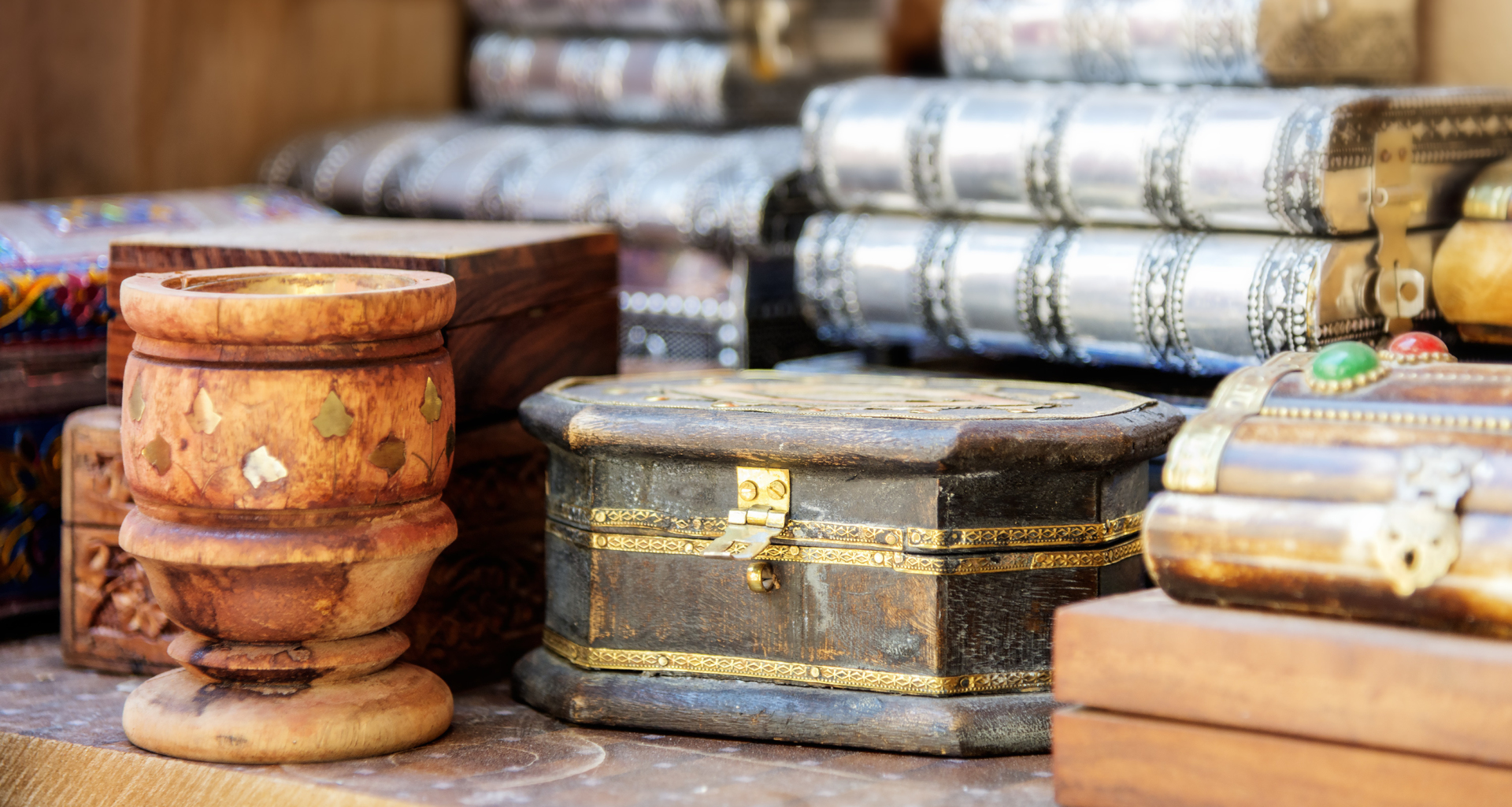 petit coffre en bois et dorures
