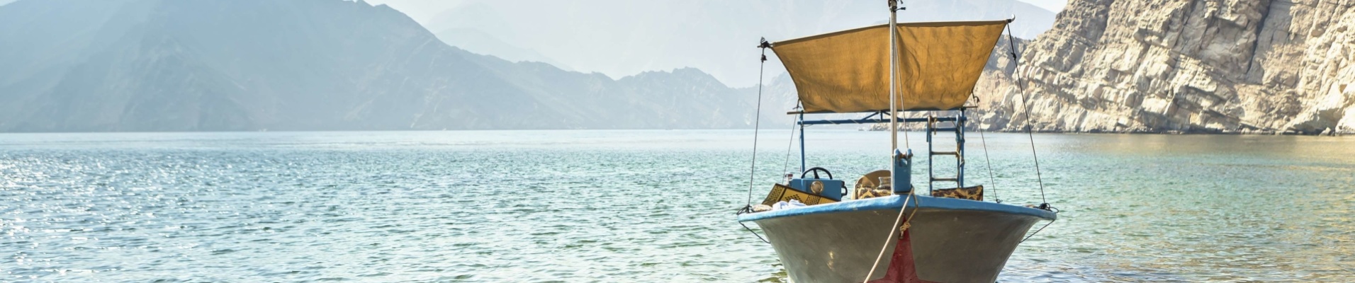 bateau au bord d'une plage